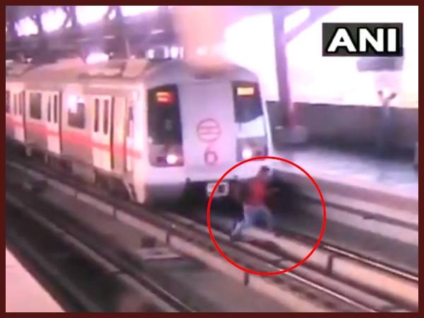 मेट्रो स्टेशन पर रुह कंपा देने वाला नजारा मेट्रो स्टेशन पर रुह कंपा देने वाला नजारा