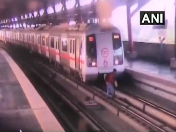 बाल-बाल बचा युवक बाल-बाल बचा युवक