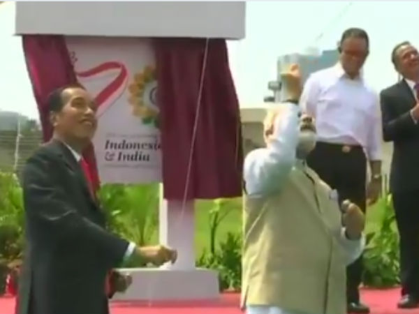 विडोडो के साथ उड़ाई पतंग 