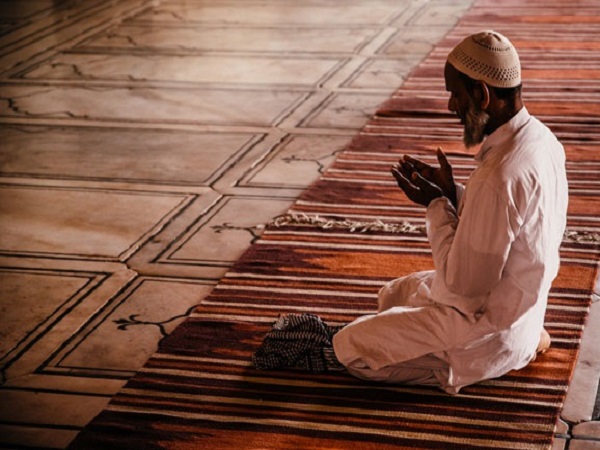 मुस्लिमों ने की पुलिस में शिकायत, क्यों नमाज से रोक रहे हिन्दू संगठन