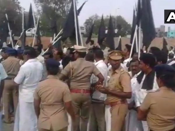 TamilNadu, DMk members show black flags Nirmala Sitharaman, Ramanathapuram, Parthibanur, DMk,black flag, Nirmala Sitharaman