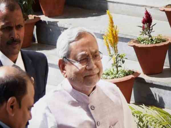 कैमरे के सामने कुछ नहीं बोले नीतीश कुमार 