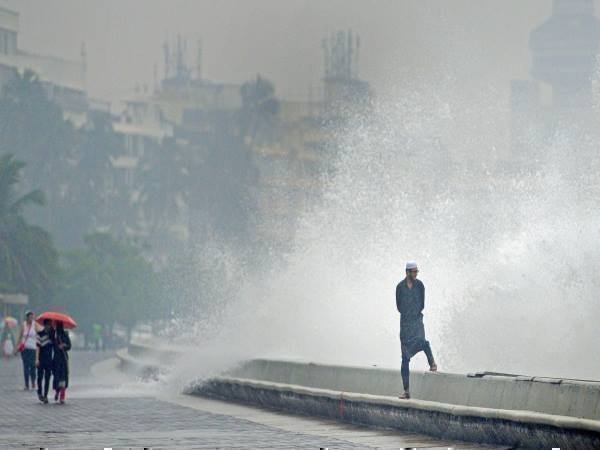 तेज आंधी-तूफान की आशंका, बंदरगाहों को भी अलर्ट जारी 