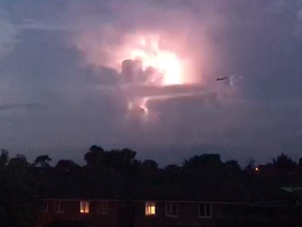 Video planes are lit up by lightning as thunderstorms London Video planes are lit up by lightning as thunderstorms London