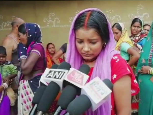 शहीद की पत्‍नी ने किया विरोध 