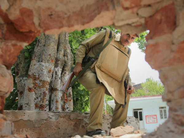 स्‍कूल बंद और लोगों को घरों में रहने की हिदायत 