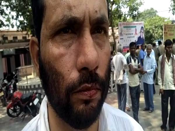 20 मिनट तक मारते रहे गुंडे, खड़ी देखती रही पुलिस