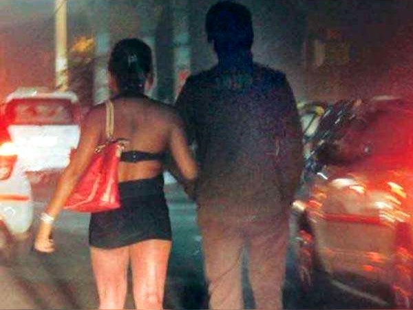 और लड़कियां हुई अंडरग्राउंड और लड़कियां हुई अंडरग्राउंड