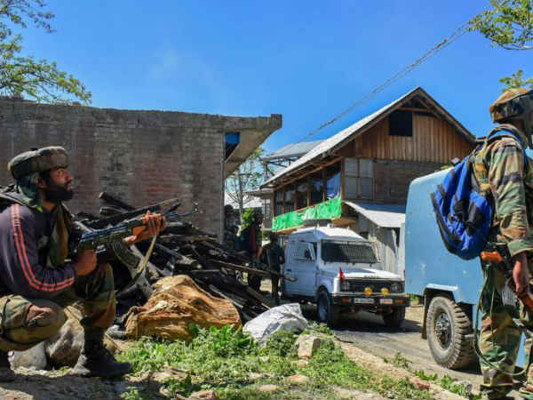 पुलवामा में शुरू हुआ विरोध प्रदर्शन 