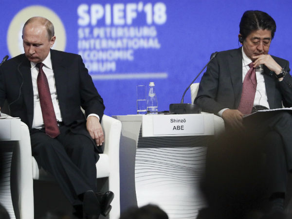 प्रतिबंधों की वजह से आर्थिक तंग झेलता रूस 