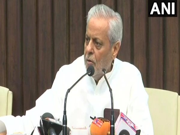 'सिपाही और लेखपाल ने बांटी शराब'