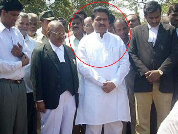 कल राजशेखर पाटिल ने छोड़ दिया था रिसॉर्ट