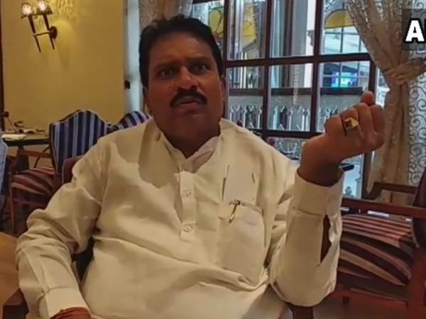 होटल में 77 विधायक हैं