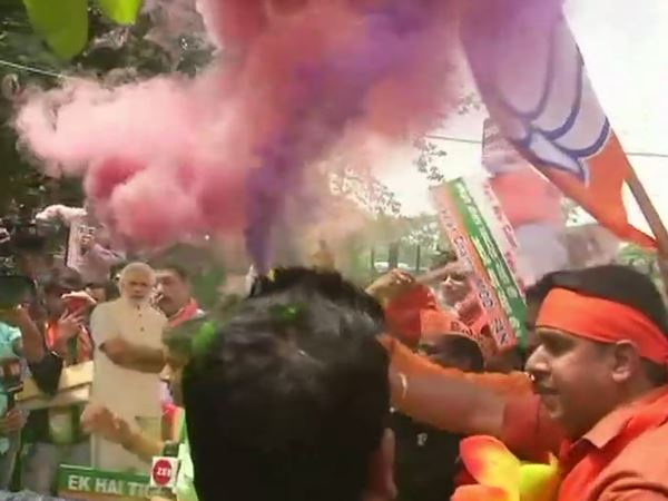 बीजेपी कार्यकर्ता जश्न में डूबे बीजेपी कार्यकर्ता जश्न में डूबे