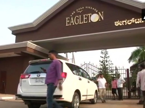 'दीवार फांदकर बाहर आओ, गाड़ी खड़ी है'