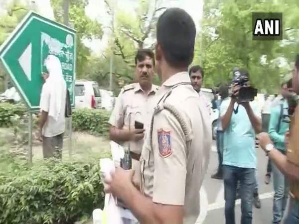 पहले ही जिन्ना को लेकर विवाद