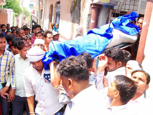 इलाके में तनाव व्याप्त