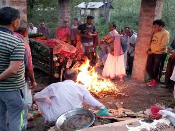 लोगों ने दी अंतिम विदाई