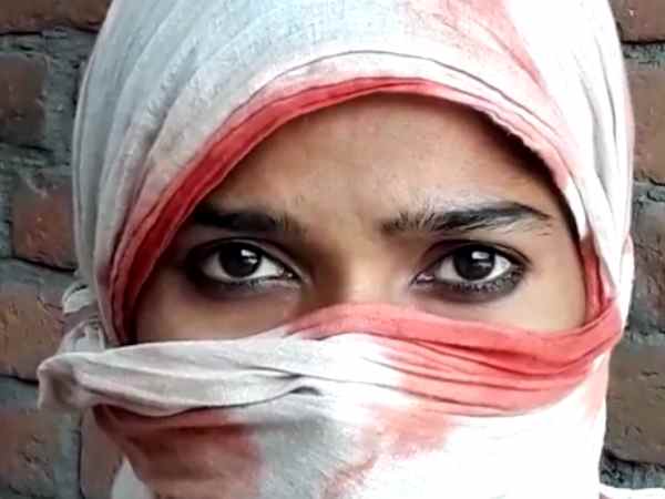 तीन बच्चों की मां है महिला तीन बच्चों की मां है महिला