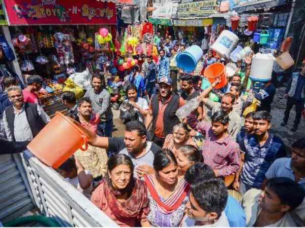 पर्यटकों को भारी परेशानी