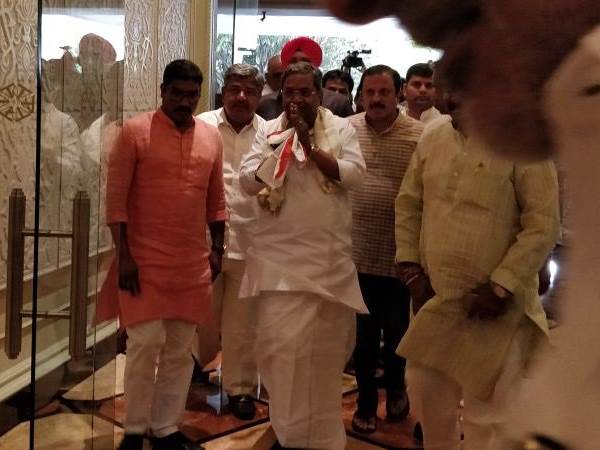 विधायकों को टूटने से बचाने के लिए बस से भेजा हैदराबाद