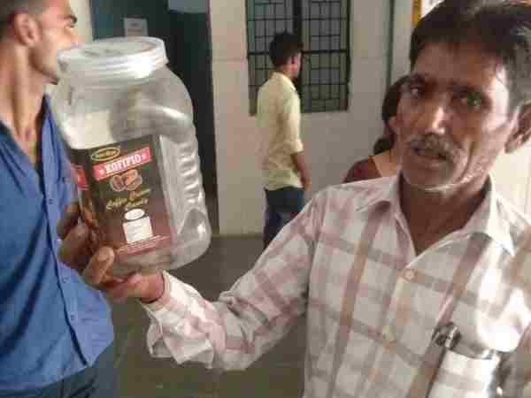 एक कर्मचारी ने किया डिब्बे में बंद