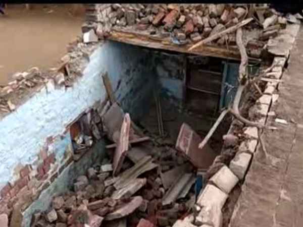 कहीं छत गिरी, कहीं दीवारें