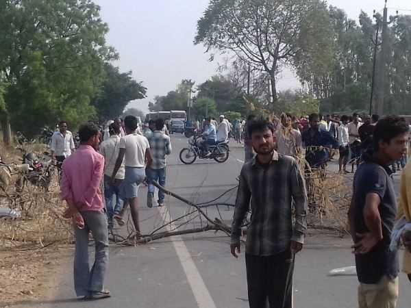 A speeding car in Sultanpur throws three people