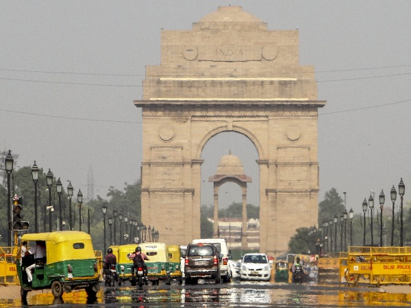दिल्ली के कई इलाकों में तापमान 45 के पार