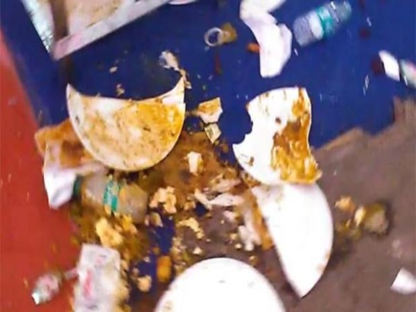 अनियंत्रित भीड़ ने लूटा खाने का समान