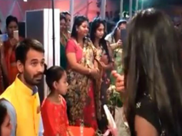 लड़के और लड़की वालों के अलग मंच बनाए गए थे