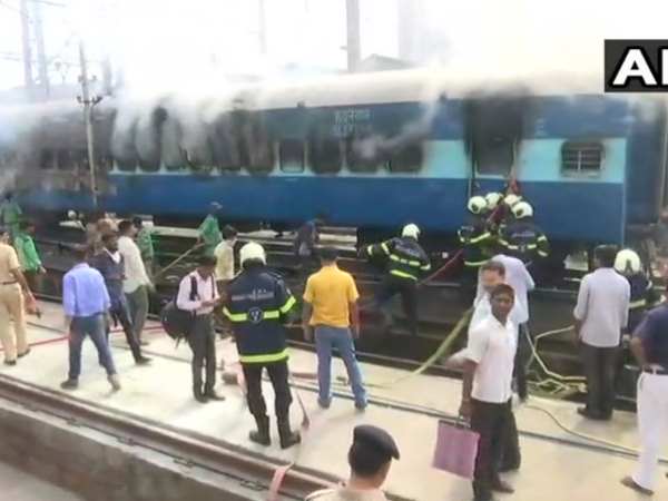 Mumbai, Fire broke out in train coach, train, Chhatrapati Shivaji terminus, fire