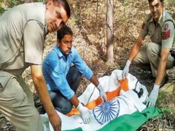 दिल्ली पुलिस ने तिरंगे में लपेटा मोर का शव, विवाद के बाद दिया ये तर्क दिल्ली पुलिस ने तिरंगे में लपेटा मोर का शव, विवाद के बाद दिया ये तर्क