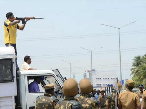 VIDEO: कैमैरे पर पुलिसवाले ने कहा- एक तो मरना चाहिए