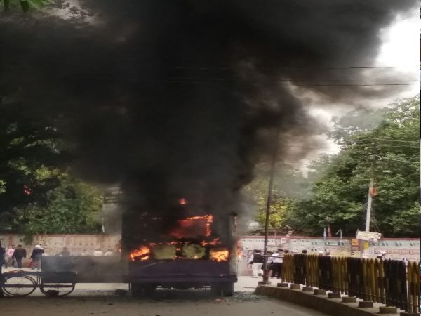 पुलिस पीएसी के साथ आई आरएएफ, वकीलों ने फूंकी बस