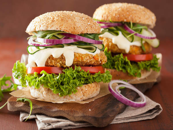 64 साल से लगातार खा रहे हैं बर्गर