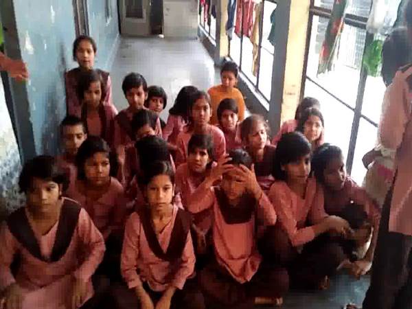 रात में आता था दरोगा