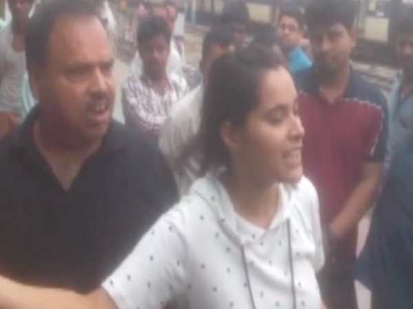 TTE made video of young woman who deboard from Rajdhani TTE made video of young woman who deboard from Rajdhani