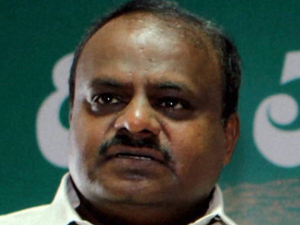 सोनिया गांधी के पैर छूने की खबरों पर बोले कुमारस्वामी