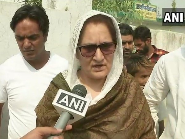 उपचुनाव ने पति-बेटे की छाया से निकाला