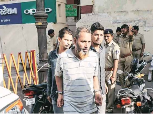 पुलिस ने तीन लोगों को गिरफ्तार किया है