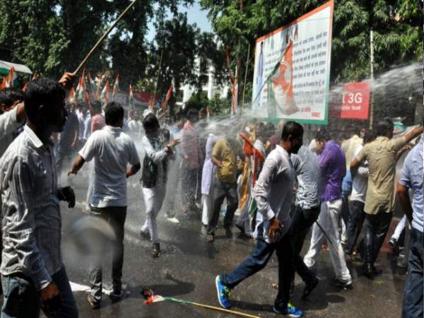 congress protest in up vidhan sabha against modis government congress protest in up vidhan sabha against modis government