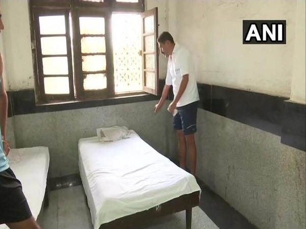 Two army jawans robbed of clothes, mobiles, IDs at Old Delhi railway stations waiting room Two army jawans robbed of clothes, mobiles, IDs at Old Delhi railway stations waiting room