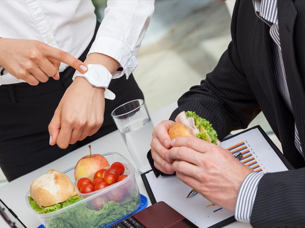  लंच ब्रेक से पहले खाना खाने पर मिली सजा