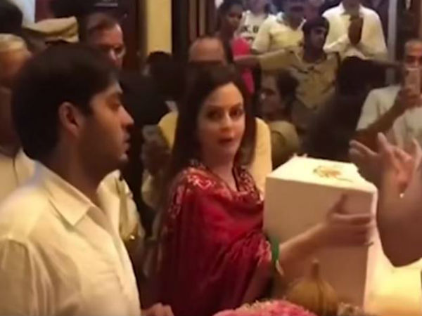  कैसा है देश के सबसे अमीर शख्‍स के बेटे की शादी का कार्ड