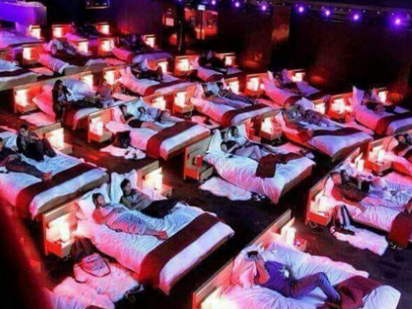 बेड पर लेटकर देखें फिल्म