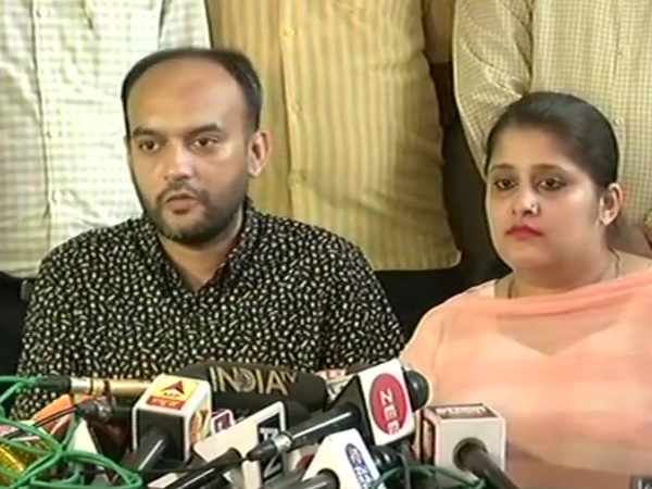 मुश्किलों के बाद पति-पत्नी को मिला पासपोर्ट