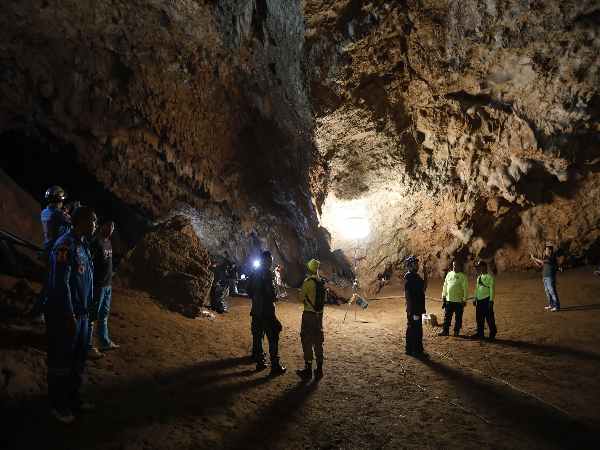 थाईलैंड: गुफा में फंसी फुटबॉल टीम को ढूंढने की कोशिश जारी थाईलैंड: गुफा में फंसी फुटबॉल टीम को ढूंढने की कोशिश जारी