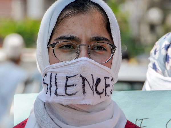 महिलाओं के खिलाफ अपराध में 83 प्रतिशत इजाफा महिलाओं के खिलाफ अपराध में 83 प्रतिशत इजाफा