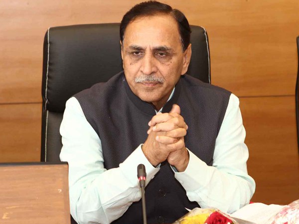 'अफसरों से मुलाकात करने के लिए इंतजार कराया जाता है'